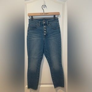 GAP, Women’s Curvy True Skinny, Size 4, Waist‎ 27”, Raw Hem, Length 23” Crop